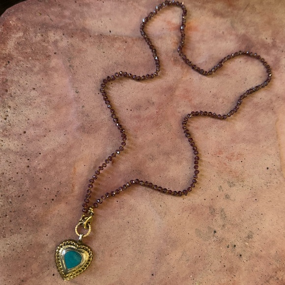 Handmade hand knotted garnet necklace with little stone heart charm - Picture 14 of 15